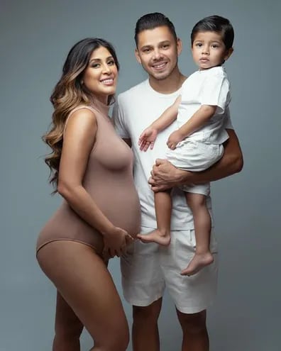 Ángel Romero y Gabriela Miskinich junto con su hijo Ciro en una sesión de fotos previa al nacimiento de su segundo vástago.