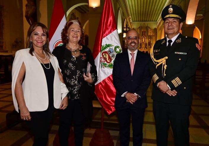 Coca Barrero, Gisela Von Thümen, Carlos Arévalo, el ministro de la Embajada del Perú y Jorge Luis Vela Pizarro, agregado policial de la embajada.