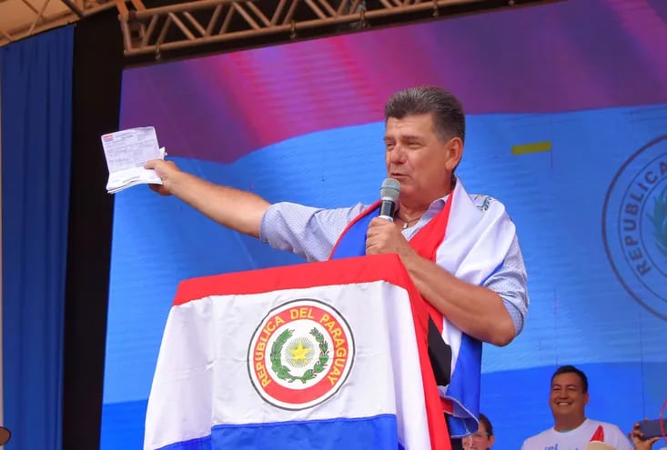 El presidenciable por la Concertación, Efraín Alegre, con facturas de la ANDE en mano, durante su discurso.