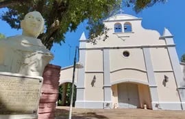 Busto de fray Buenaventura de Villasboas y placa frente a la Iglesia de Ytapé, donde se observa el año de fundación, 1678 (Foto de ARB 78)
