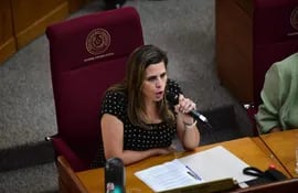 La senadora paraguaya Kattya González, durante la sesión en la que fue expulsada por el cartismo y sus satélites, el pasado 14 de febrero.