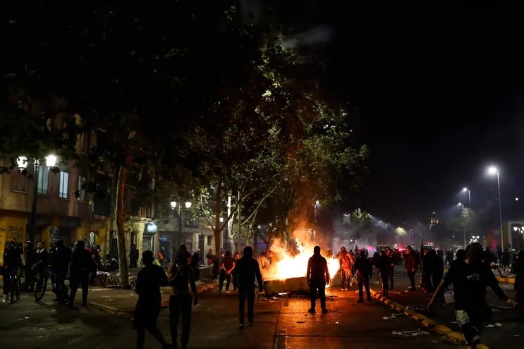 Un grupo de manifestantes se congrega junto a una barricada ayer, en el centro de Santiago (Chile).