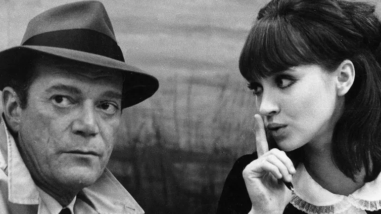 Eddie Constantine y Anna Karina en una escena de "Alphaville", la película de Jean-Luc Godard que se exhibirá este martes en la Alianza Francesa.