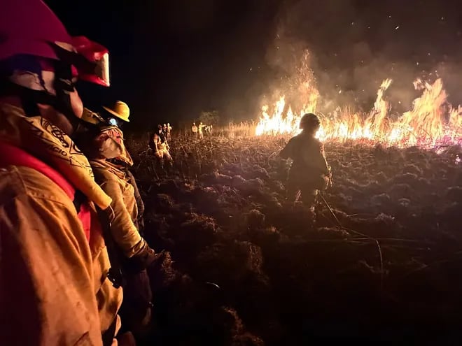 Ya entrada la noche los bomberos seguían combatiendo las llamas en la zona Luque-San Bernardino.