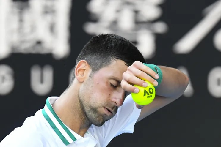 Novak Djokovic en plena competencia en el Abierto de Australia 2021.