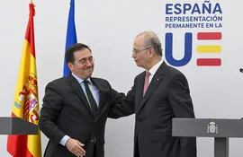 El ministro español de Asuntos Exteriores, Unión Europea y Cooperación José Manuel Albares (i) saluda al primer ministro palestino Mohamed Mustafa (d) en una rueda de prensa tras su reunión este domingo en Bruselas (EFE)