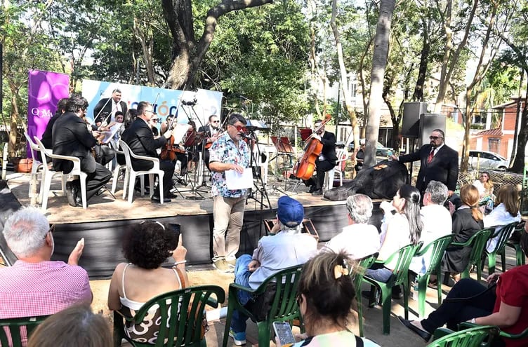 La OCMA y el cantante Ricardo Flecha formaron parte del homenaje a José Asunción Flores en la plaza donde descansan los restos del creador de la guarania.