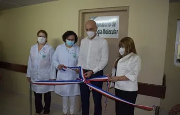 La cinta inaugural fue desatada aprovechando la visita del ministro de Salud, Dr. Julio Mazzoleni, quien estuvo por el hospital para dar inicio oficial a la vacunación contra el SARS CoV-2.