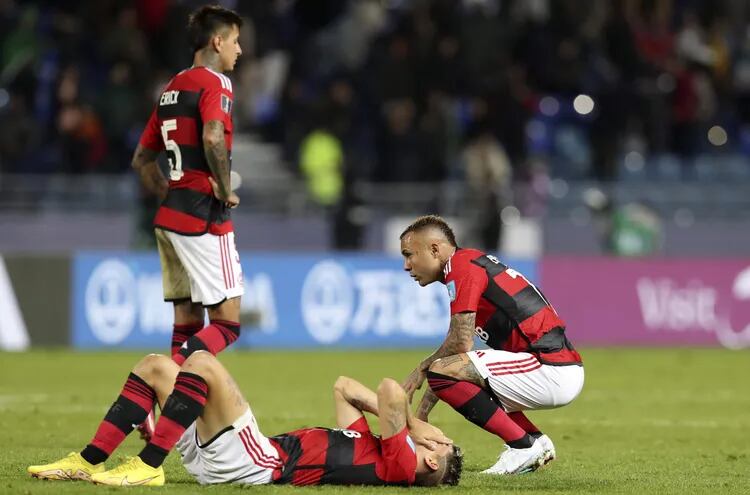 Los jugadores del Flamengo se lamentan tras la caida en semifinales del Mundial de Clubes ante el Al Hilal de Ramón Díaz.