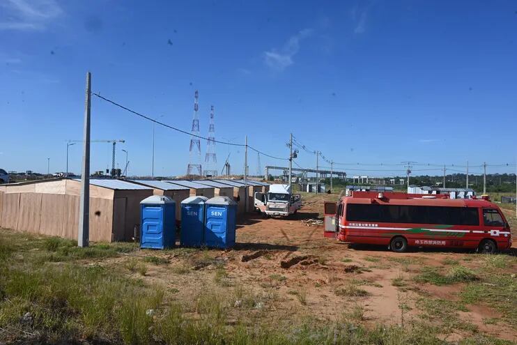 Viviendas provisorias que están siendo montadas sobre la avenida Costanera, a 500 metros del futuro Puente Héroes del Chaco, en la esquina norte de Costanera y Cañadón Chaqueño.