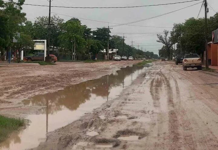 Pese a que las lluvias son muy celebradas por los pobladores del Chaco, generalmente complican el tránsito urbano y vecinal.