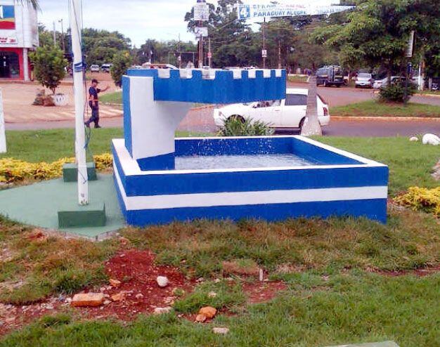 Intendente construye una fuente de agua en honor a su apellido