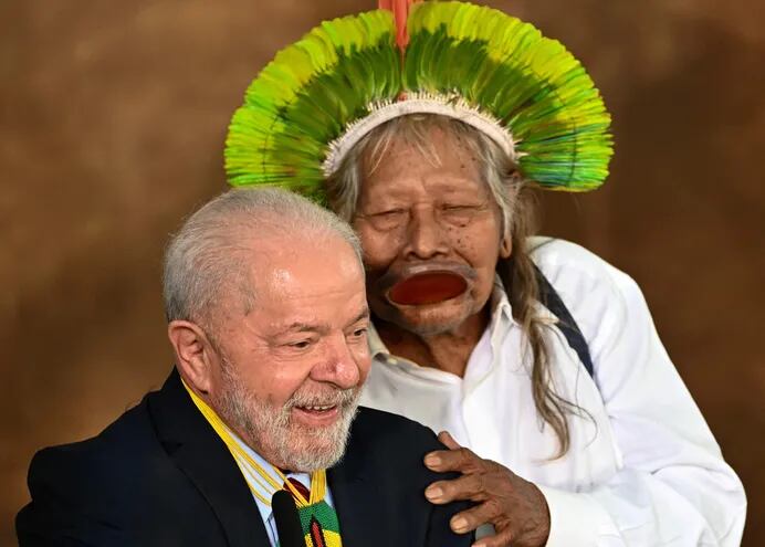 El presidente del Brasil Luiz Inacio Lula da Silva y el líder indígena Raoni Metuktire durante la ceremonia por el Día Mundial del Ambiente, en el palacio de Planalto en Brasilia.