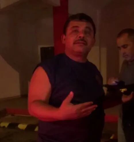 Captura de video donde se observa al comisario Luciano Denis, subjefe de narcóticos.