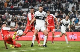 Gustavo Navarro no puede bloquear el envío de Tito Torres y Facundo Bruera aprovecha para marcar el primer gol del partido.