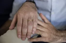 Fotografía de archivo: Jaime Nazar (d) y Javier Silva (i) se agarran las manos durante una entrevista el día antes de que ambos se conviertan en la primera pareja del mismo sexo en contraer matrimonio en Chile.