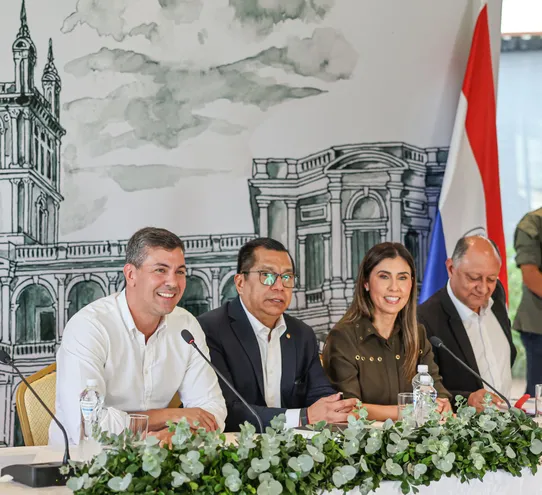 El presidente Santiago Peña y el ministro de Desarrollo Social, el cuestionado Tadeo Rojas durante la última sesión del Conae que aprobó la reglamentación de Hambre  Cero.