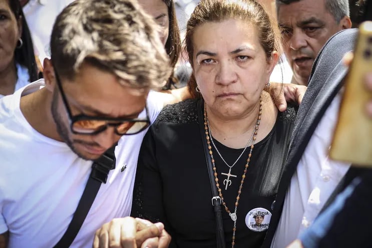 Graciela, madre de Fernando Báez Sosa, asesinado en 2020 a la salida de una discoteca en una localidad costera argentina, llega a un tribunal, en Dolores (Argentina).