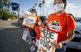 En una manifestación en San Diego, California, los participantes sostienen carteles en apoyo a la decisión de la Corte Suprema de Justicia a favor de la  Acción Diferida para los Llegados en la Infancia  (DACA).