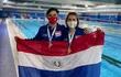 Luana Alonso festeja la medalla de Oro junto a Maximiliano Pedrozo en el Campeonato Juvenil de Natación en Perú.