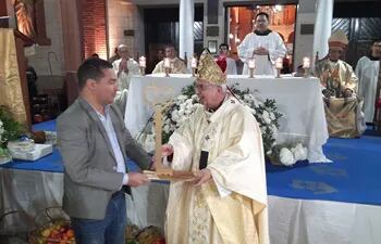 Momento en que el Intendente de Pilar, Fernando Ramírez, entrega la llave de la ciudad al cardenal Adalberto Martínez.