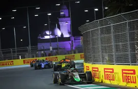 El PHM AIX Racing del piloto paraguayo Joshua Duerksen durante la carrera sprint de la Fórmula 2 de la FIA en Arabia Saudita.