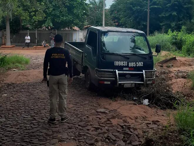Policía Nacional recupera camioneta robada en Villa Elisa