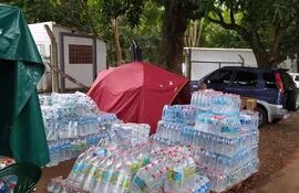 Gran cantidad de donaciones se recibe en las carpas ubicadas al costado del Ineram. En la foto, botellas de agua.