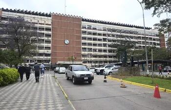 Fachada del hospital central del Instituto de Previsión Social (IPS).