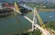La nueva conexión vial en la Triple Frontera sobre el río Paraná va tomando forma y la instalación de la dovela de cierre está prevista para agosto.