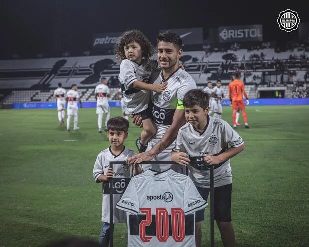 Iván Torres posa feliz y emocionado con sus hijos Elías, Emmanuel y Piero, tras ser homenajeado por sus 200 partidos con la casaca del Olimpia.