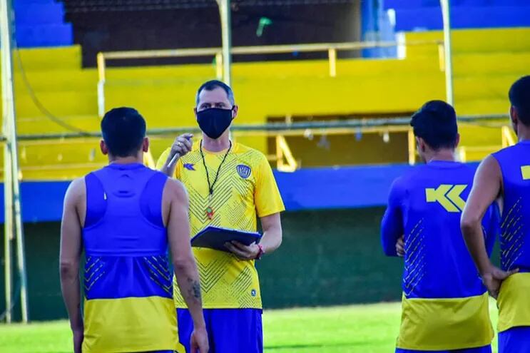 Mientras se contrata al entrenador, Badayco Maciel dirigirá el juego de la próxima fecha.