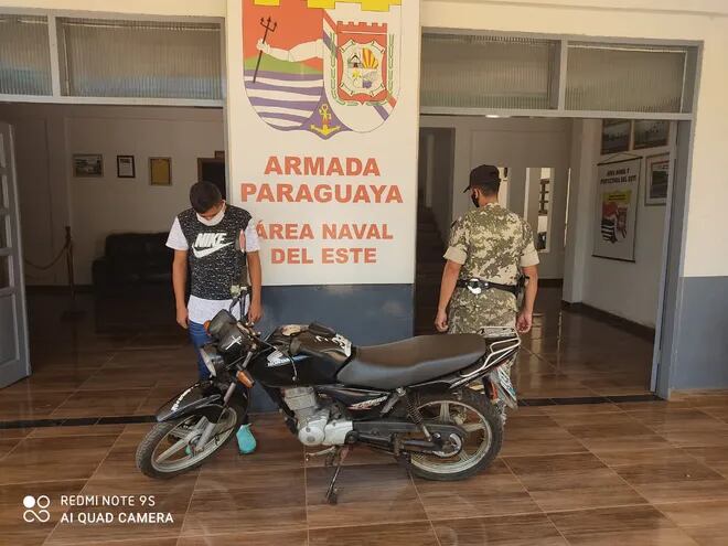 El detenido y la motocicleta en la base del Área Naval del Este.