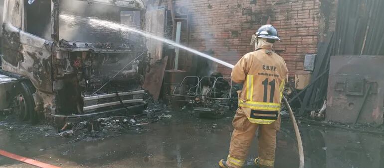 Dos personas resultaron gravemente quemadas en un incendio de un taller en Fernando de la Mora