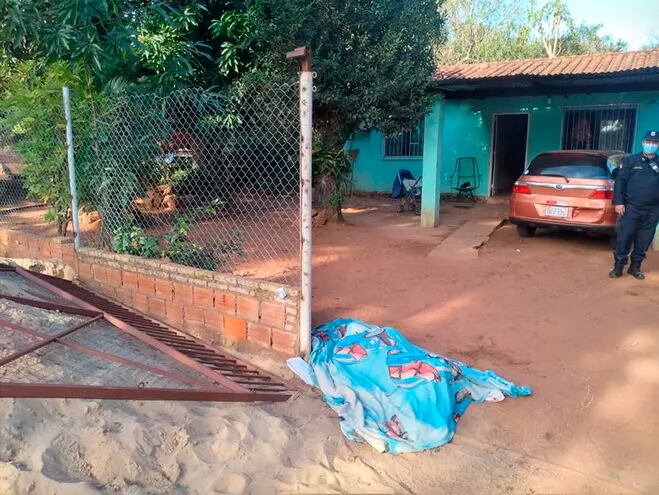 Asunción Núñez cayó muerta en el portón de su vivienda, donde fue acorralada y atacada por el vecino.