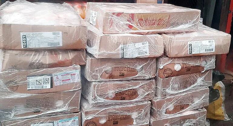 Cajas de carne de pollo del Brasil que son traídas de contrabando al país y  que son vendidas al aire libre en Ciudad del Este,  son puestas en el piso de las veredas. Las autoridades “no las ven”.