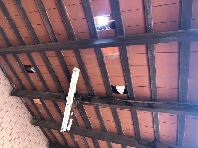 El techo de la escuela General Díaz, de Concepción, tiene agujeros y tejas sueltas, lo cual es un peligro.