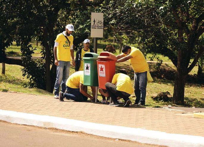 Voluntarios colocando basureros en la zona céntrica de la ciudad, en el marco de las tareas de limpieza.