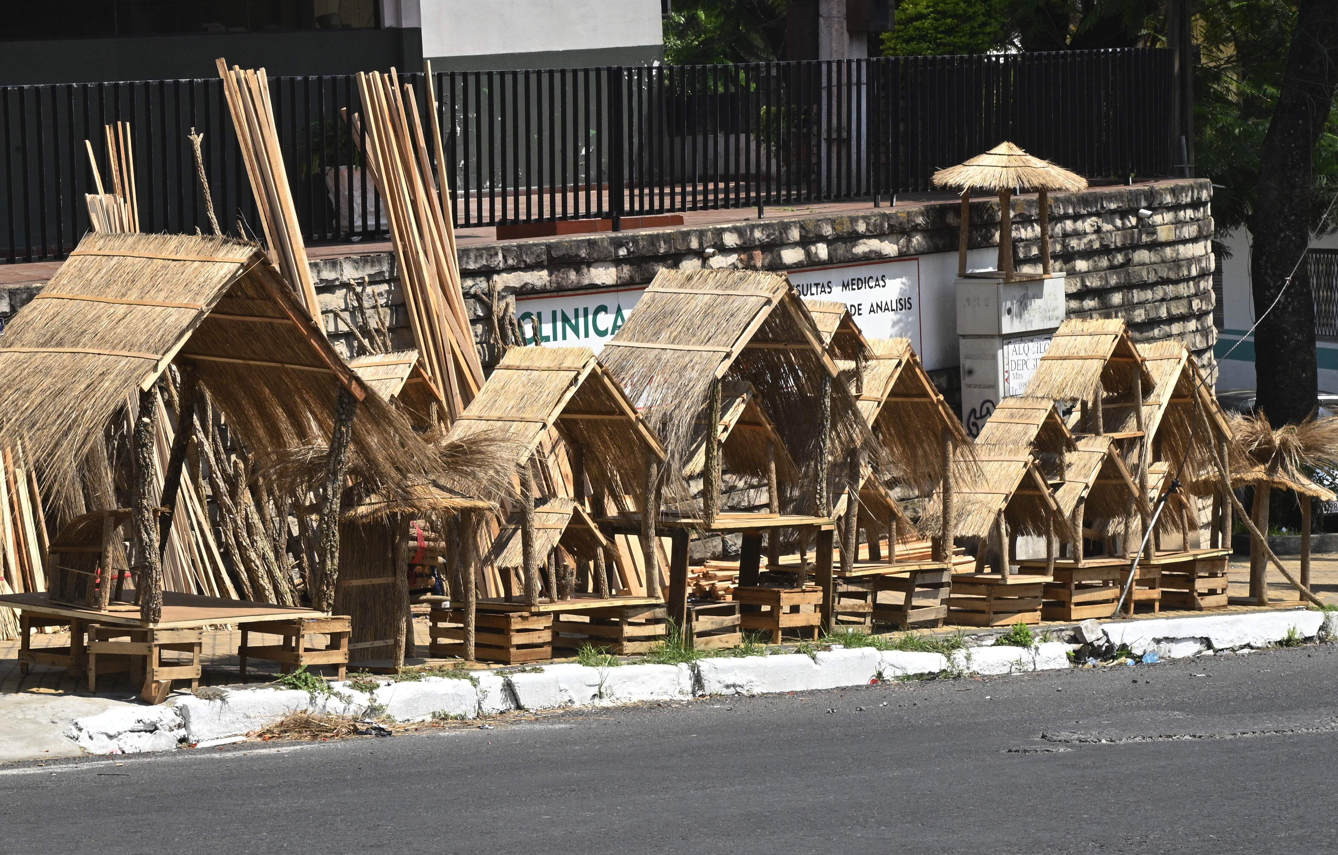 Cristóbal Núñez y su familia ofrecen casitas de paja y madera a partir de G. 40.000 en Avda. Perú y Teodoro S. Mongelós.