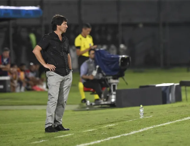 El argentino Daniel Garnero, entrenador de Libertad, durante el partido de ida de los octavos de final de la Copa Sudamericana contra Fortaleza de Brasil en el estadio Defensores del Chaco, en Asunción, Paraguay.