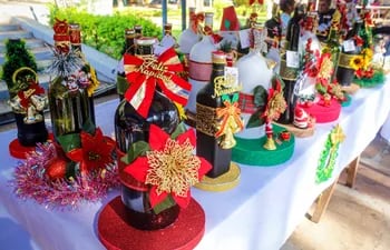 Atractivos obsequios para estas fiestas por fin de año se pueden adquirir en la feria navideña en Villarrica.