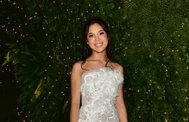 Valeria lució hermosa con un vestido corto muy moderno que fue diseñado y confeccionado por Tamara Maluff de La Paix.