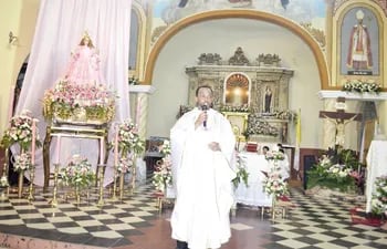 el-parroco-de-villeta-presbitero-ednaldo-almeida-da-silva-durante-la-misa-en-honor-a-la-protectora--201736000000-1763551.jpg