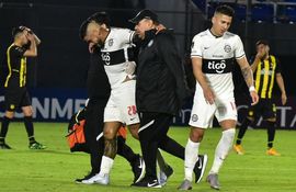 Jorge Recalde, acompañado por los médicos de Olimpia, durante el partido contra Peñarol por la cuarta jornada del Grupo G de la Copa Libertadores.