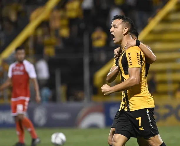 Néstor Camacho, futbolista de Guaraní, celebra un gol en el partido contra General Caballero de Juan León Mallorquín por el fútbol paraguayo en el estadio Rogelio Silvino Livieres.
