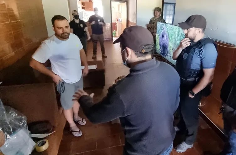 Diego José Cubas Jordán es interrogado por agentes de Senad.