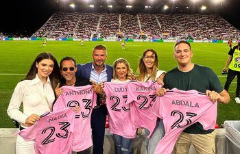 Nadia Ferreira, Marc Anthony, Ludy Ferreira, Karina Mieres y Abdala Oviedo recibieron las camisetas del Inter de Miami de manos del mismísimo  David Beckham.