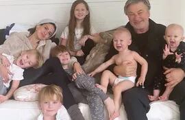 Alec Baldwin y su esposa junto a sus seis hijos. Pronto llegará un nuevo integrante a la familia del actor.