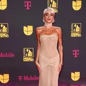 Tini asistió a la entrega de los Premios Lo Nuestro con un vestido, al cuerpo en color nude, con transparencias.
