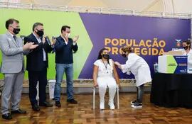 La enfermera Lucimar Josiane de Oliveira fue la primera en recibir la vacuna en el estado brasileño de Paraná, limítrofe con Paraguay.